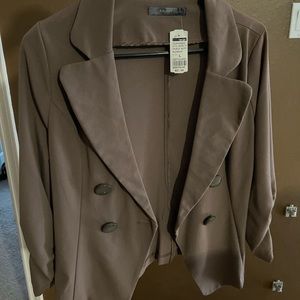 New blazer. Sleeves are ruched. From a smoke and pet free home.